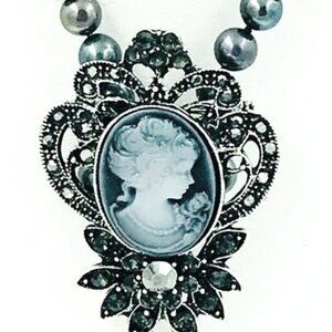 CAMEO BROOCH WITH GRAY CRYSTAL & DANGLE ON THE BOTTOM